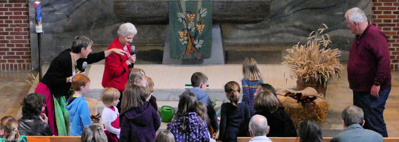 Kinder schmücken den Altar zu Erntedank