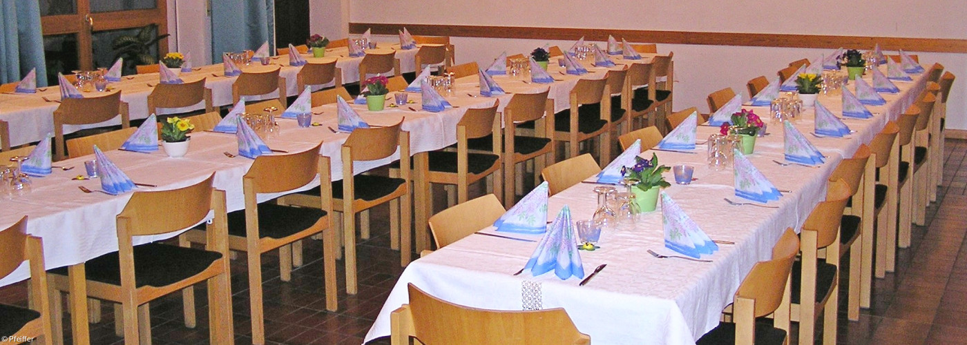 gedeckte Tafel im Gemeindesaal