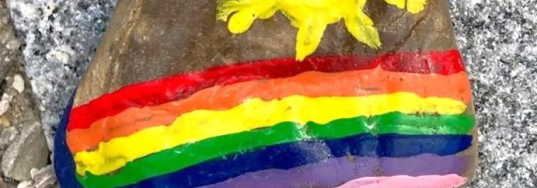 Stein mit Regenbogenbemalung